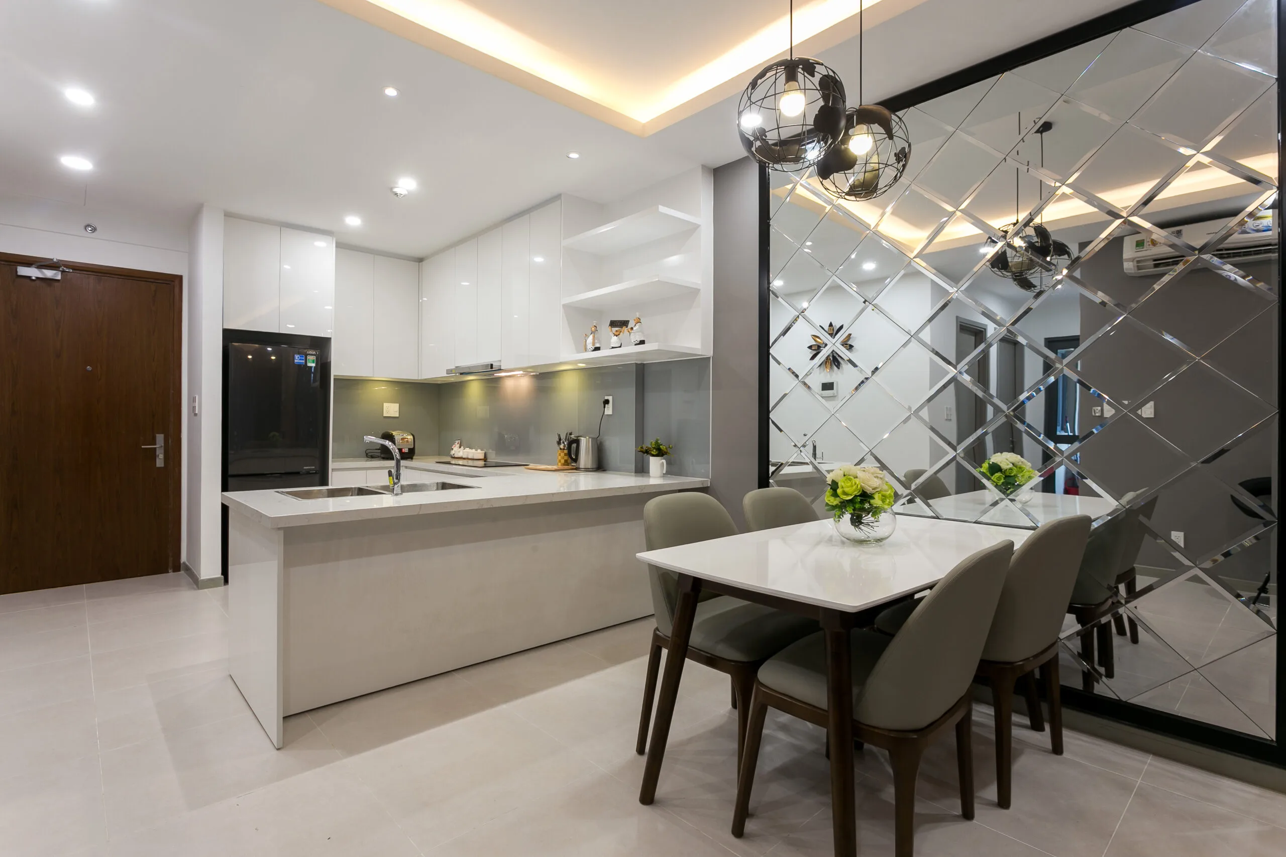Bàn ăn và bếp căn hộ 2 phòng ngủ